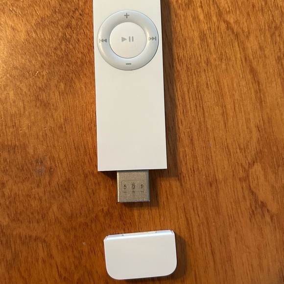 Coach i-pod cover & 1st generation i-pod shuffle. - Picture 4 of 5